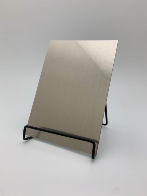 Detailaufnahme in der Größe A5 des Dekors DM Champagne brushed AR mit Bürstung