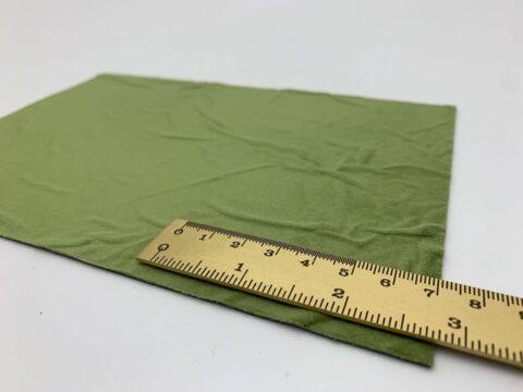 Detailaufnahme mit Lineal des Dekors FL CREPA VELVET Avocado