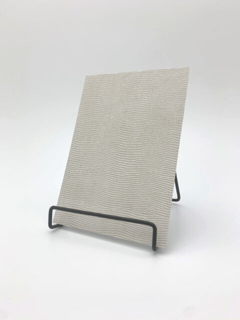 Detailed picture in A5 size of LL LEGUAN Bianco decor with reptile grain