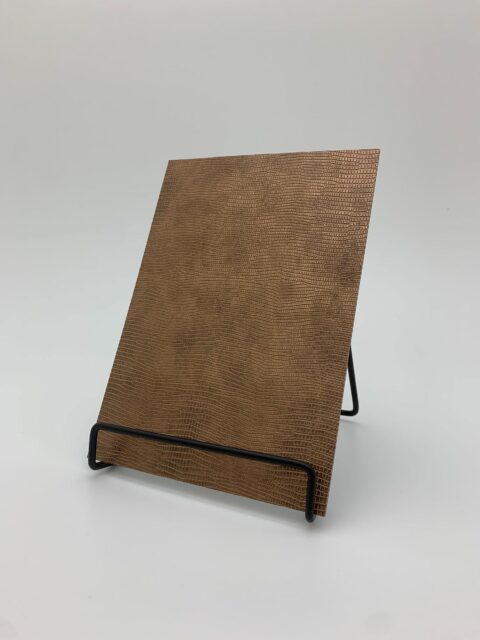 Detailaufnahme in der Größe A5 des Dekors LL LEGUAN Copper mit metallischer Reptiliennarbung