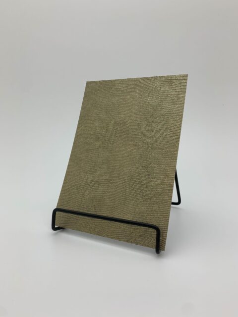 Detailaufnahme in der Größe A5 des Dekors LL LEGUAN Gold mit metallischer Reptiliennarbung