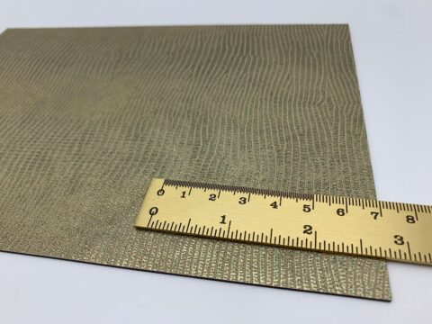 Detailaufnahme mit Lineal des Dekors LL LEGUAN Gold