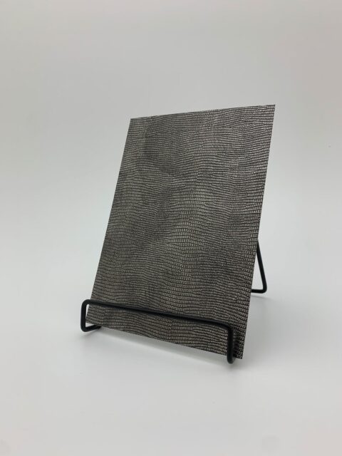 Detailed image in A5 size of LL LEGUAN Nero decor with metallic reptile grain