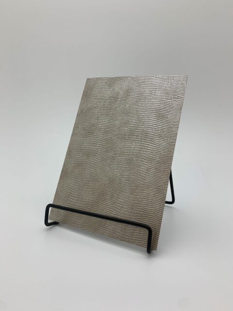 Detailaufnahme in der Größe A5 des Dekors LL LEGUAN Silver mit metallischer Reptiliennarbung