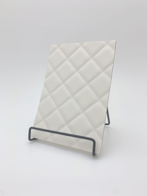 Detailaufnahme in der Größe A5 des Dekors LL ROMBO 40 Bianco matt mit Rautenstruktur und feinen Ziernähten