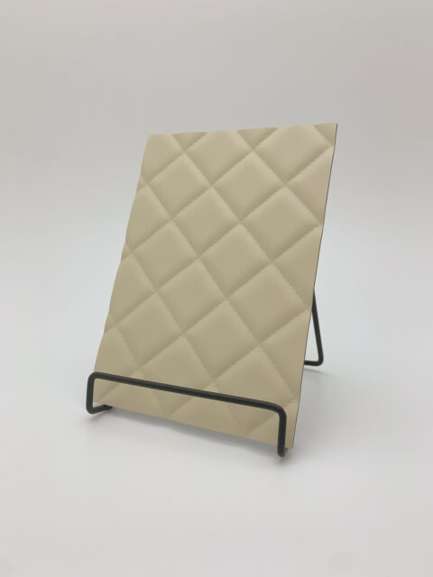 Detailed image in A5 size of LL ROMBO 40 cream decor with diamond structure and fine decorative stitching