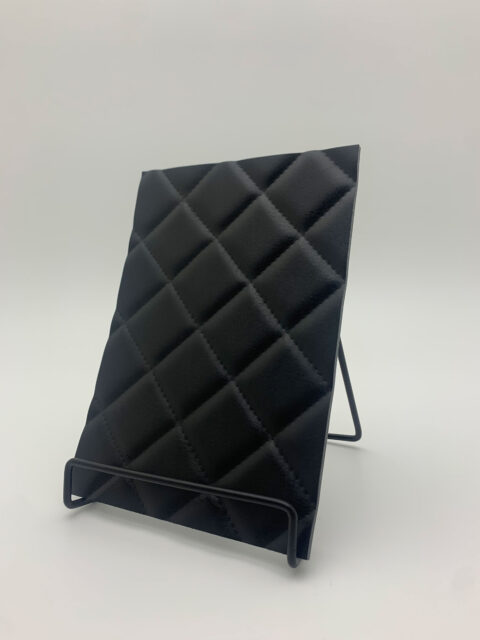 Detailed image in A5 size of LL ROMBO 40 Nero decor with diamond structure and fine decorative stitching