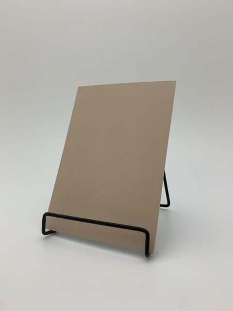 Detailaufnahme in der Größe A5 des Dekors LL Stony Ground mit Ledernarbung