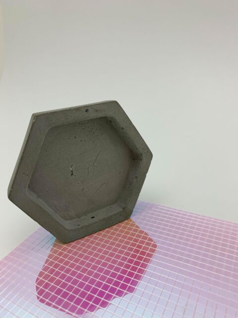 spiegelndes Mosaikdekor in schillernden Farben mit Betonwabe