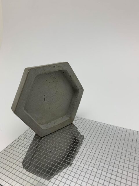 spiegelndes Mosaikdekor in Silber mit Betonwabe