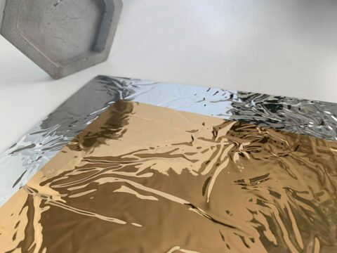 silberne und goldene Ausführung des Dekors SL CREPA mit Spiegelung