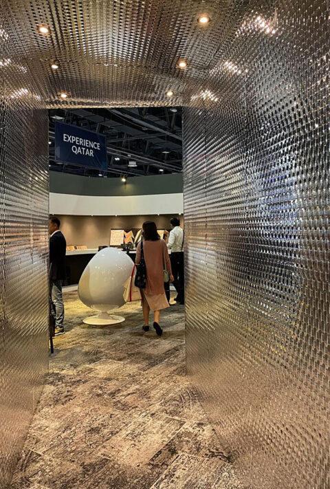 Silber spiegelnder Durchgang in Rattanoptik