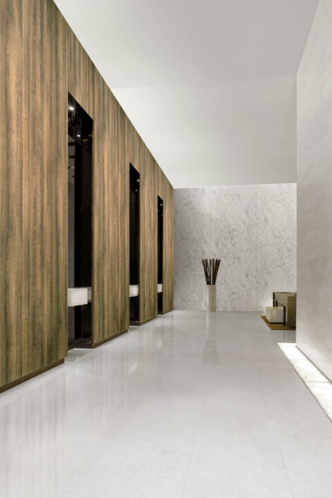 Large foyer with seamless wall panels in wood and marble look