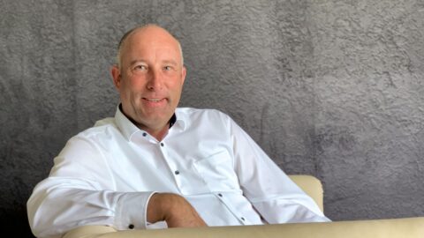 Portraitbild eines Mannes vor dunklem Hintergrund