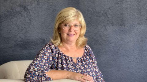 Portraitbild einer Frau vor dunklem Hintergrund