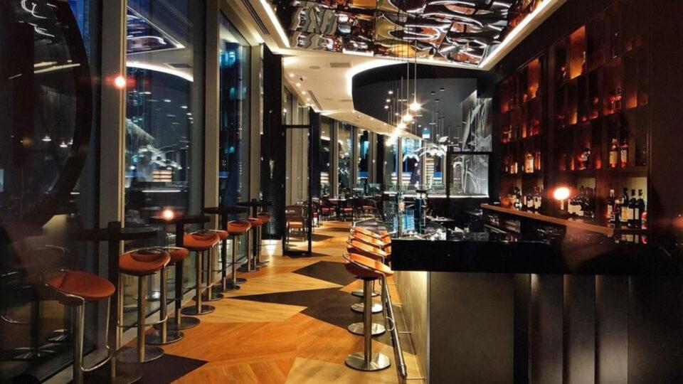 Bar Lounge with shiny ceiling and dark wood elements