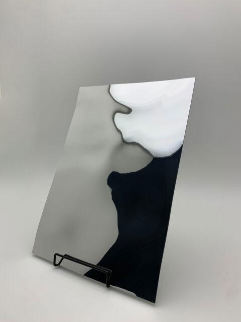 Aufsteller mit silber, glänzendem Dekor mit Struktur