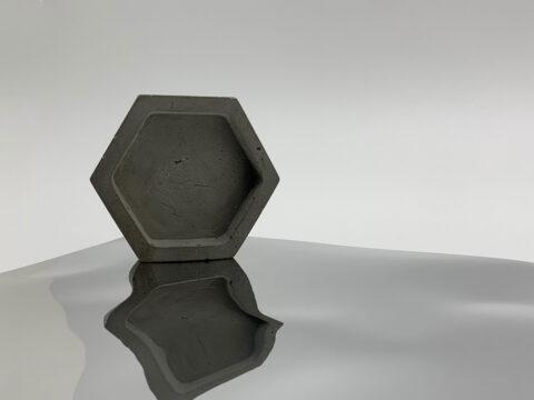 Wabe stehend auf silbernem, glänzenden Dekor