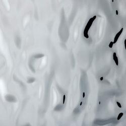 Detailaufnahme eines silber, glänzenden Dekors mit Struktur