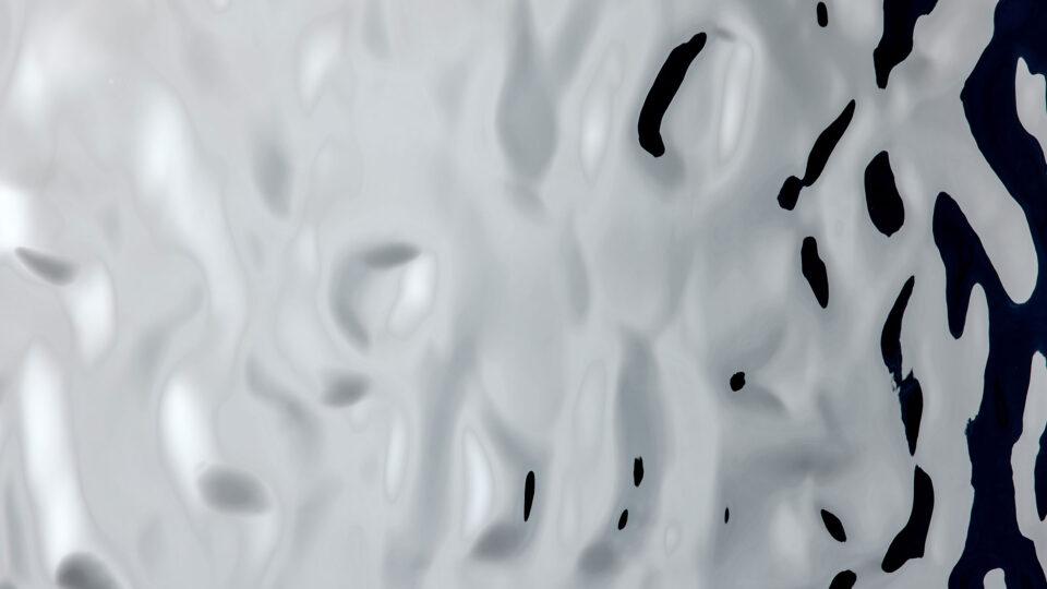 Detailaufnahme eines silber, glänzenden Dekors mit Struktur