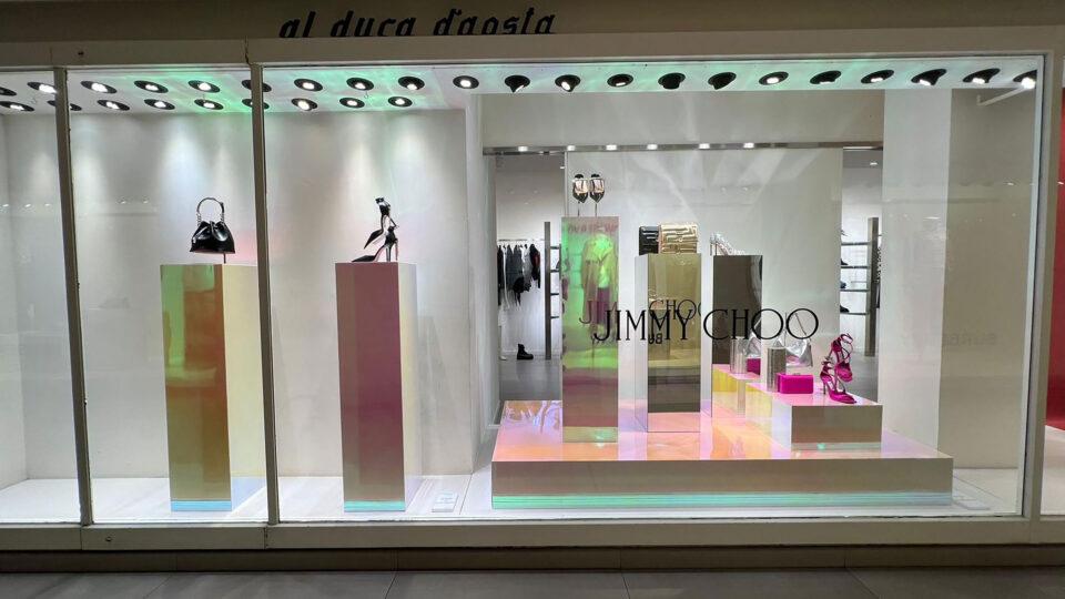Shop windows with reflecting, colourful pedestals.
