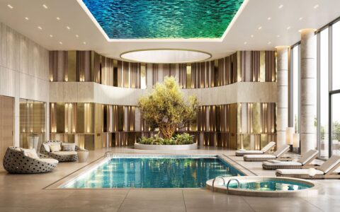 Hotel Lounge mit Pool, dekorativen goldenen Elementen und Spiegeldecke