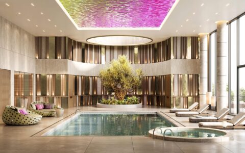 Hotel Lounge mit Pool, dekorativen goldenen Elementen und Spiegeldecke