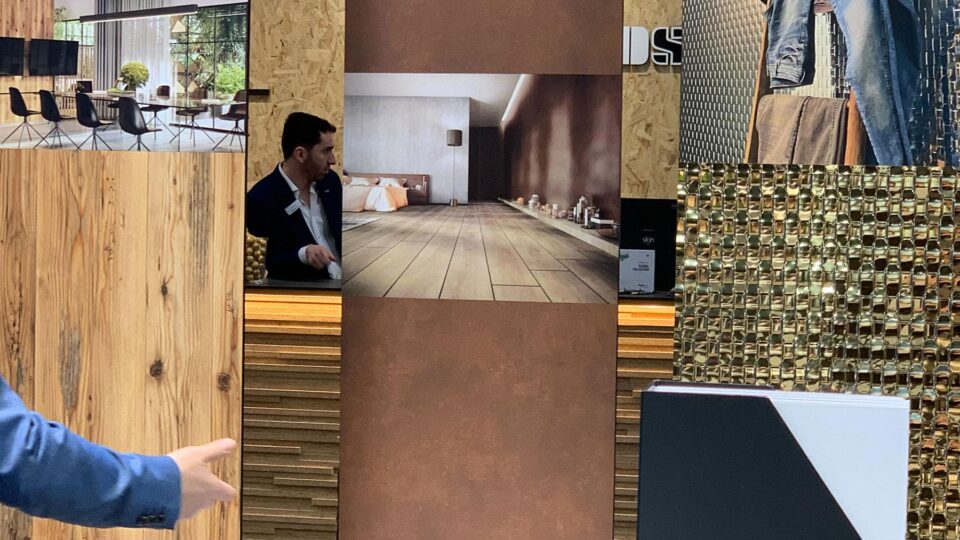 Three standing panels lined up next to each other, in wood look, steel look and rattan look. On each a sample photo with application.