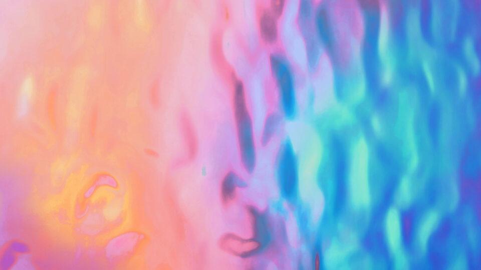 Detailaufnahme eines rosarot blauem, glänzenden Dekors mit Struktur