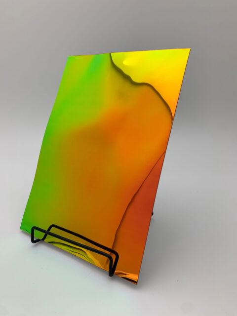 Aufsteller mit orange grünem, glänzenden Dekor mit Struktur