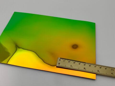 Lineal liegend auf orange grünem, glänzenden Dekor