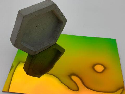 Wabe stehend auf orange grünem, glänzenden Dekor