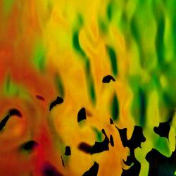 Detailaufnahme eines orange grünen, glänzenden Dekors mit Struktur