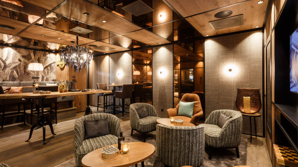 Copper-coloured mirror in the modern bar area on the ceiling and wall