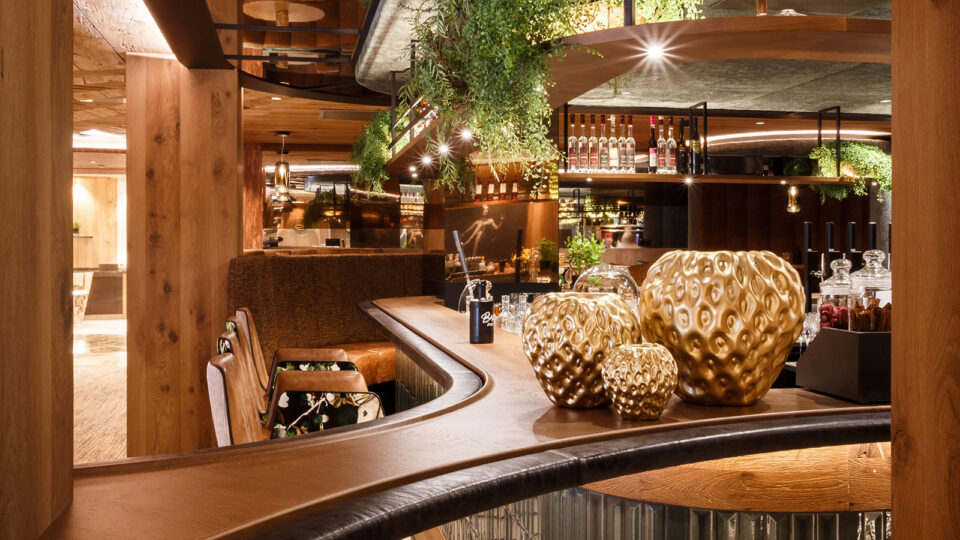Anthracite-coloured mirror in the modern bar area on the ceiling