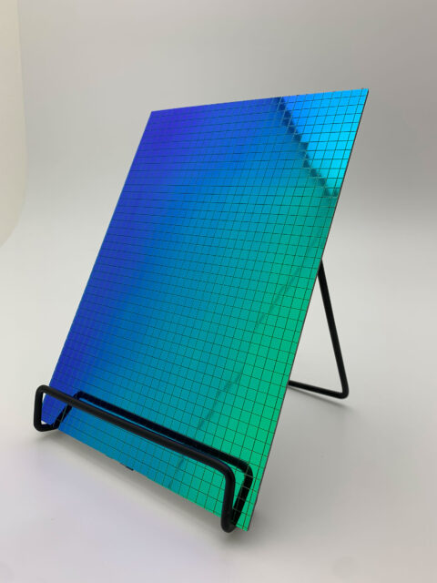 Aufsteller mit blau spiegelndem Dekor mit Struktur