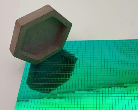 spiegelndes Mosaikdekor in grün/blau mit Betonwabe