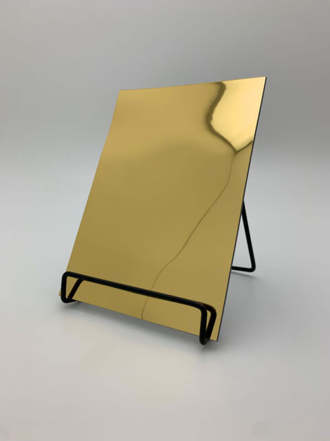 Aufsteller mit gold spiegelndem Dekor mit Struktur