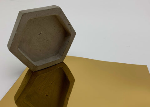 Wabe mit golden spiegelndem Dekor mit Struktur