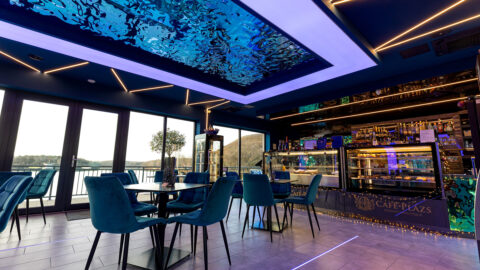 Cafe/Bar mit einer blau/grünen Spiegeldecke