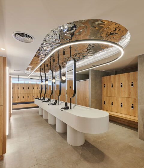 Umkleideraum mit 5 Spiegelbereichen und spiegelnder Decke von vorne