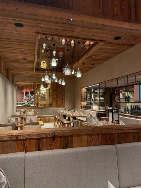 spiegelnde Decke im Restaurantbereich