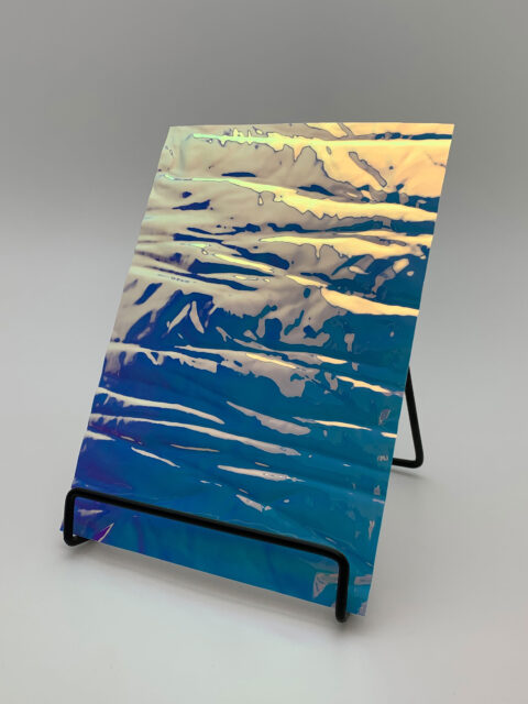 Detailaufnahme in der Größe A5 eines glänzenden, rosablauen Dekors mit Struktur