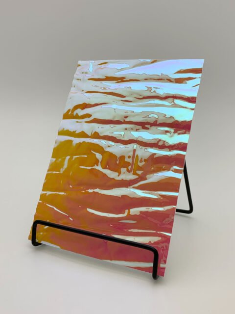 Detailaufnahme in der Größe A5 eines glänzenden, rosa Dekors mit Struktur