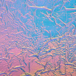 Detailaufnahme eines glänzenden, rosablau Dekors mit Struktur