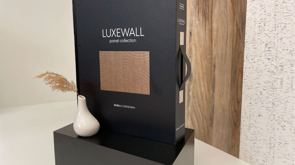 schwarze Präsentationsmappe vor hellem Hintergrund