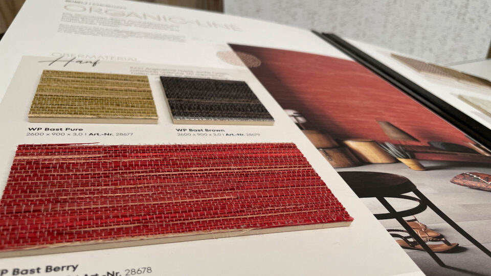 Die Innenseiten der schwarzen Präsentationsmappe sind aufgeklappt - Muster im Zoom