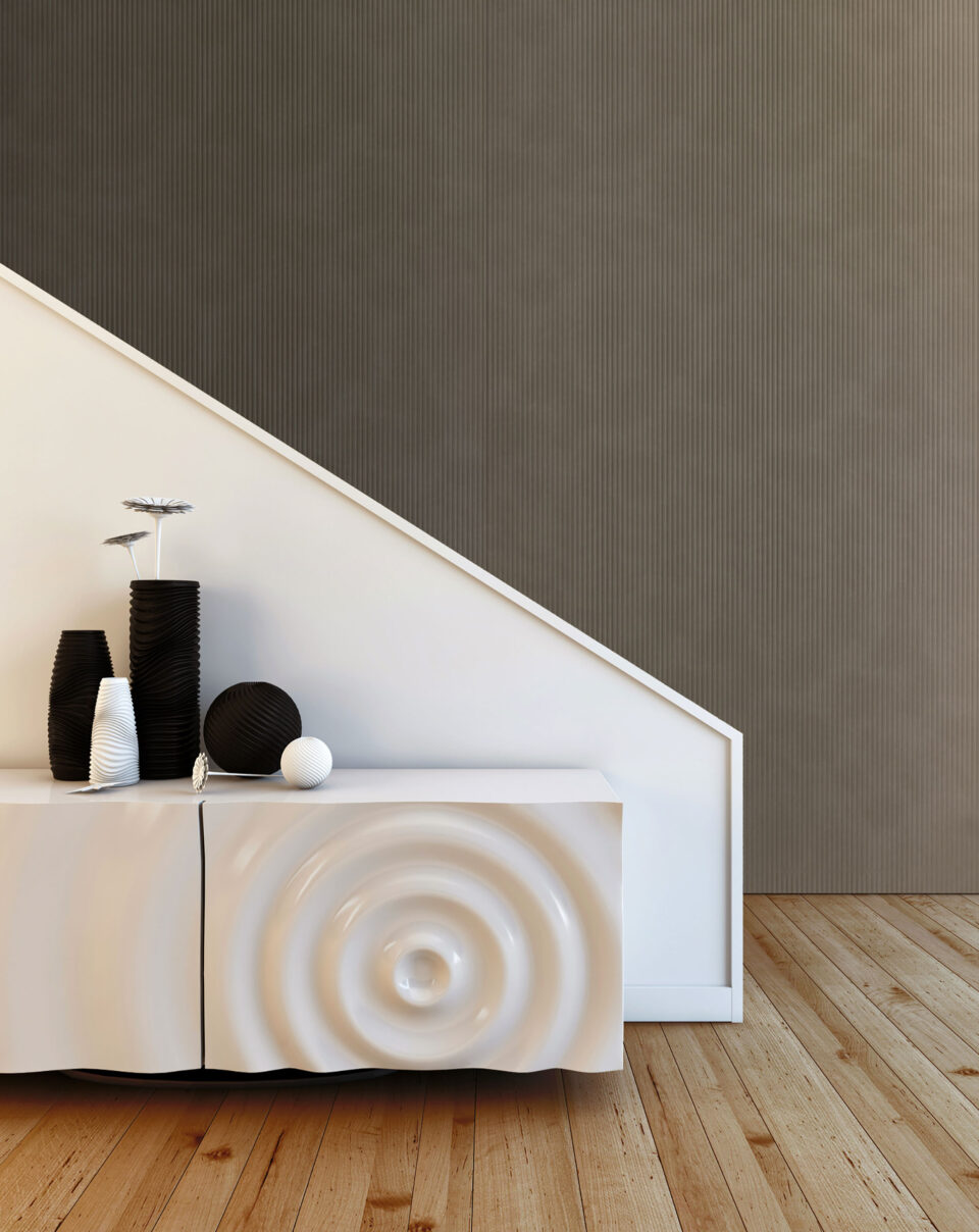 weiße Kommode vor einem dunkelm Lederhintergrund