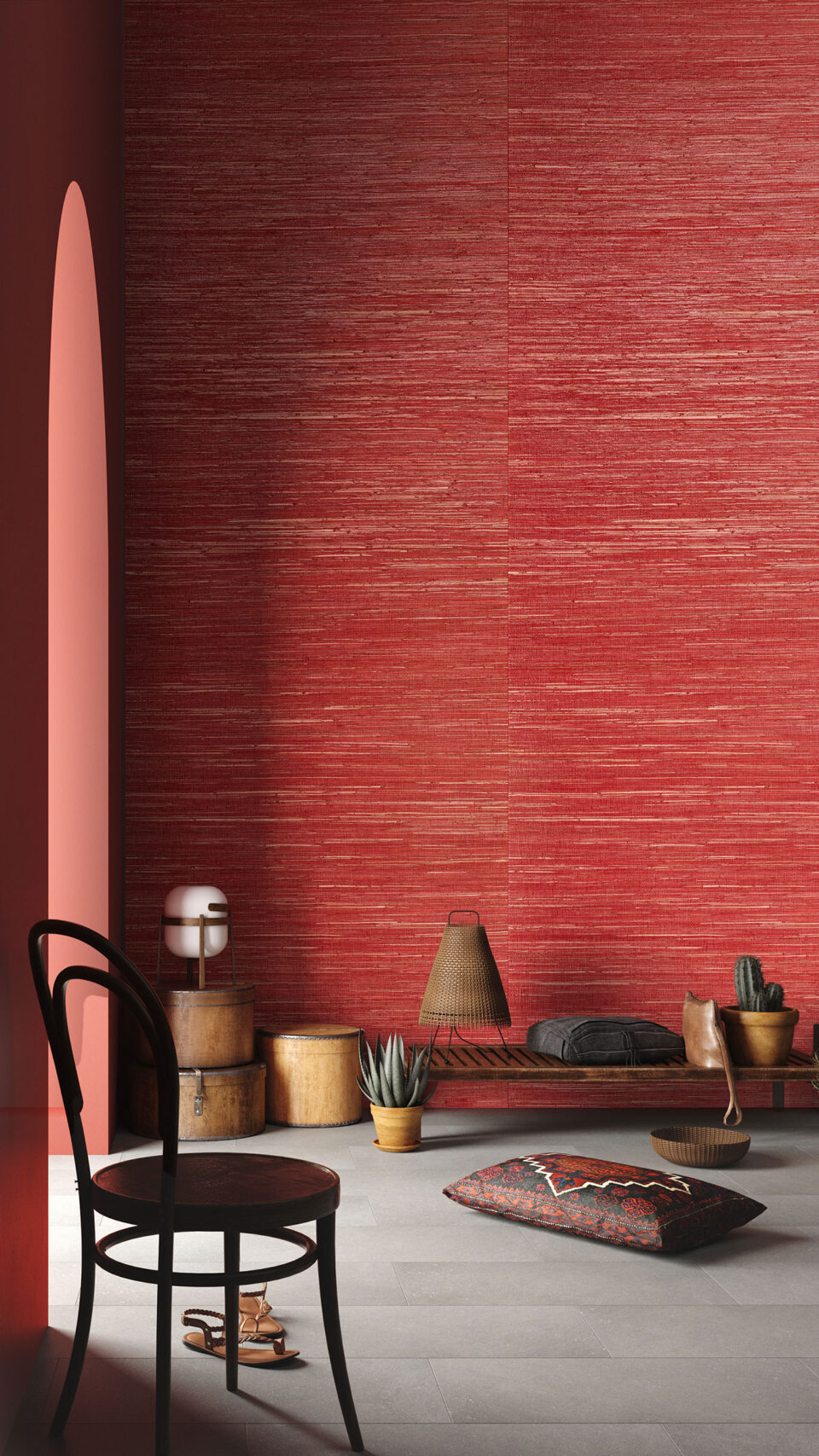 Sessel vor einem roten Basthintergrund