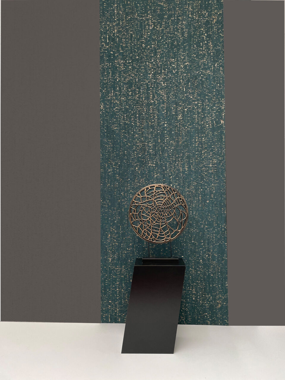 rundes Designornament vor einem dunkelgrünem Korkhintergrund